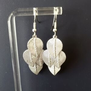 Dangle leaf earrings